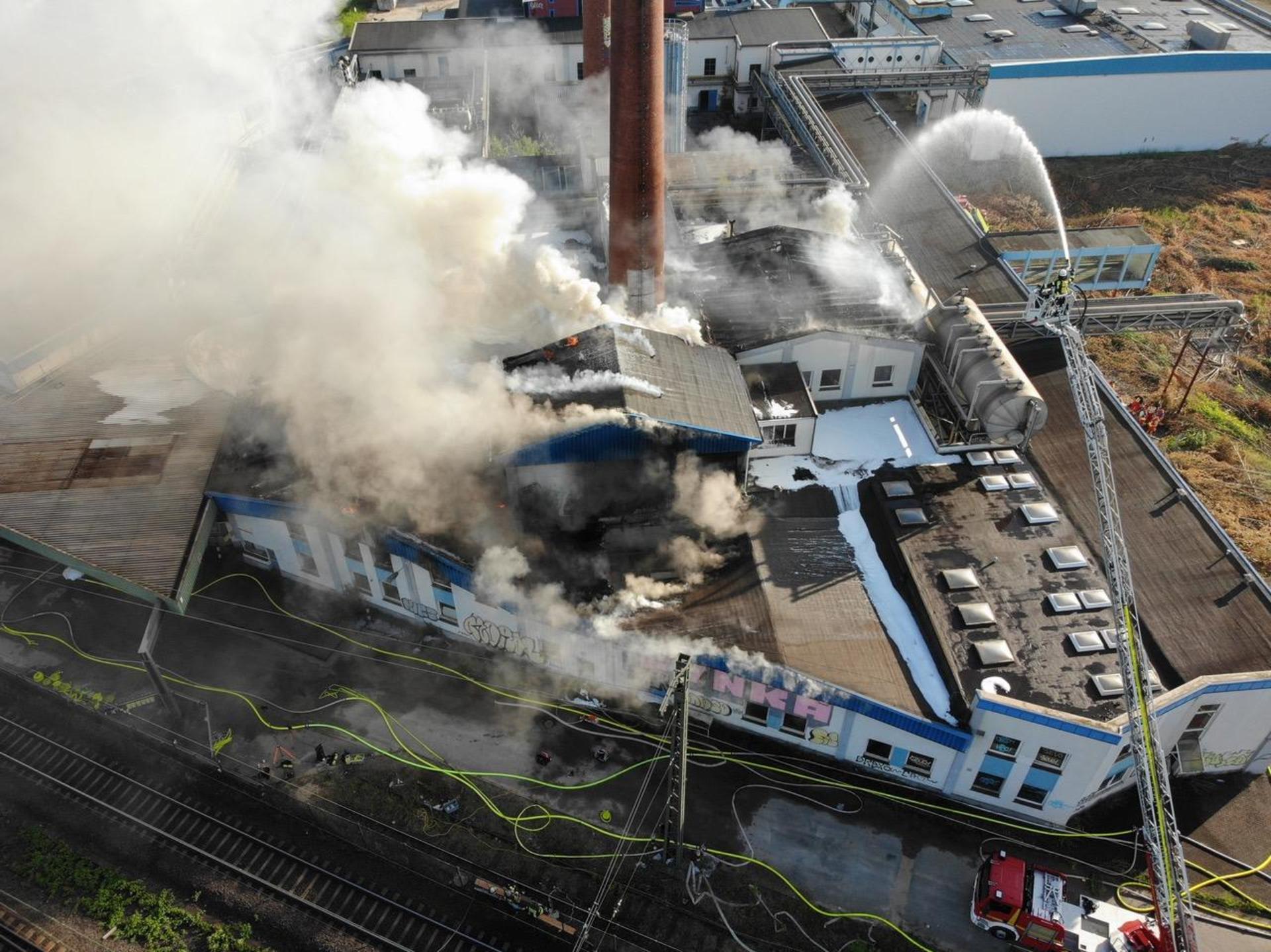 Starke Rauchentwicklung: Brand einer Lagerhalle auf dem ehemaligen Vion Gelände. (Foto: Feuerwehr)