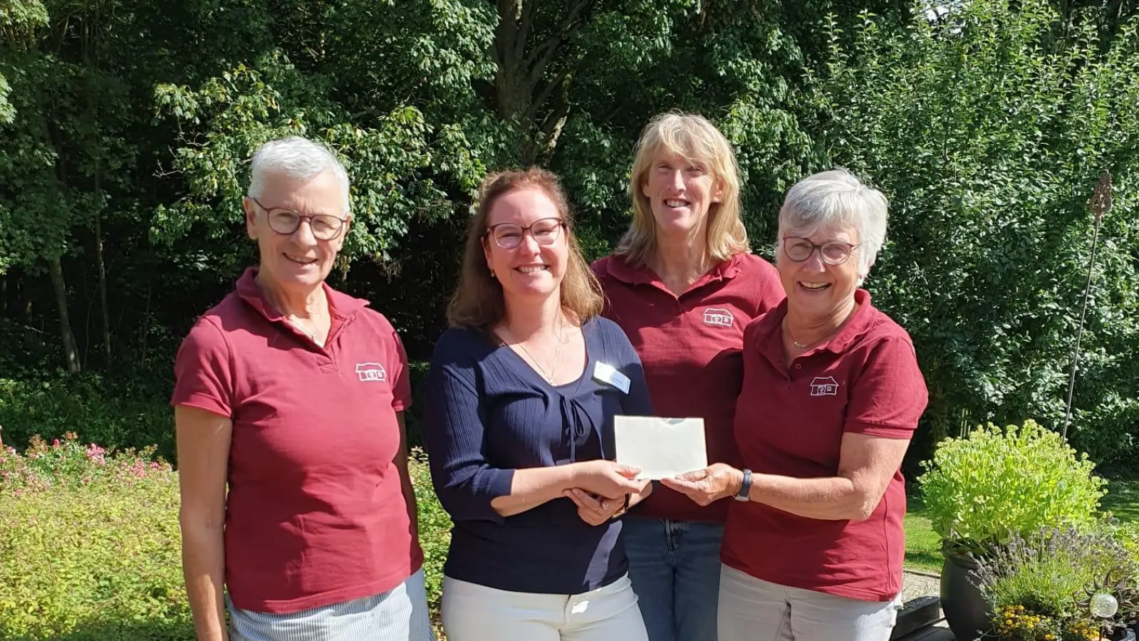  Roswitha Blume, Stephanie Kaiser, Kerstin Möhle und Doris Schmidt bei der Spendenübergabe. (Foto: privat)