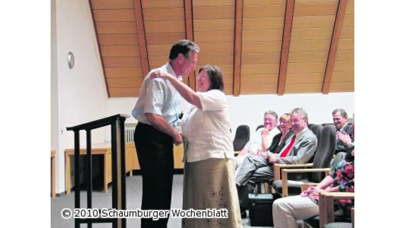 Manfred Fellmann prägt mit seinem Stempel Stadthagen (Foto: jl)