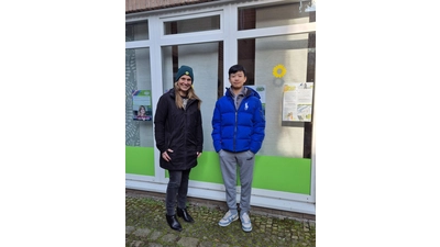 Katja Keul, scheidende Bundestagsabgeordnete (Bündnis 90/Die Grünen), spricht mit PPP-Stipendiaten Kyle Tew aus den USA, der als Austauschschüler nach Stadthagen gekommen ist. (Foto: privat)