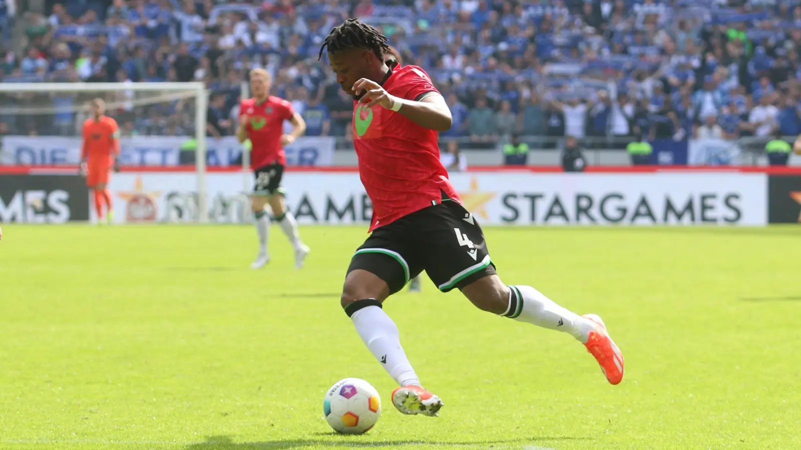 Bright Arrey Mbi kommt für die Startelf gegen Paderborn in Frage, sicher gesetzt ist er bei der starken 96-Innenverteidiger-Auswahl nicht. (Foto: bb)