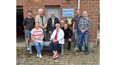 Sven Maibaum (v. li. Stehden) vom Rugby Club, Adolf Deterding, Bürgermeister Gemeinde Nordsehl, Wilhelm Eickenjäger, Bauausschuss-Vorsitzender Samtgemeinde Niedernwöhren, Ernst Dieter Pape, Dietmar Böse (Badewonne), Margit Pape (v. li, sitzend), Heide Petras sowie Uwe Staade (abgebückt) bei der Übergabe der Spende. (Foto: privat)