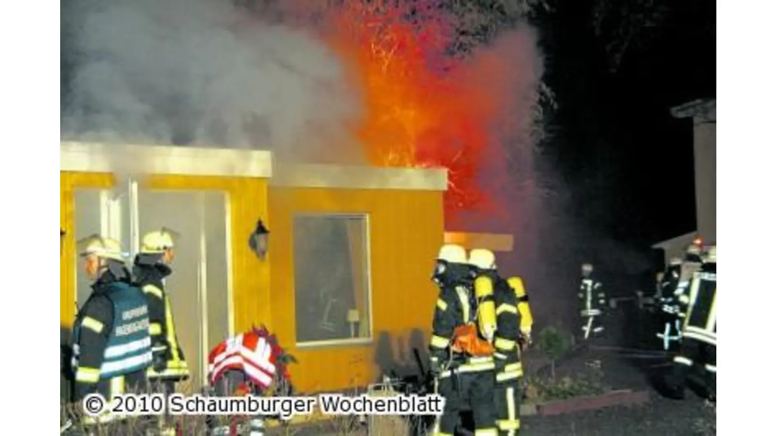 Feuerschein und Rauch weisen den Weg (Foto: sowi)
