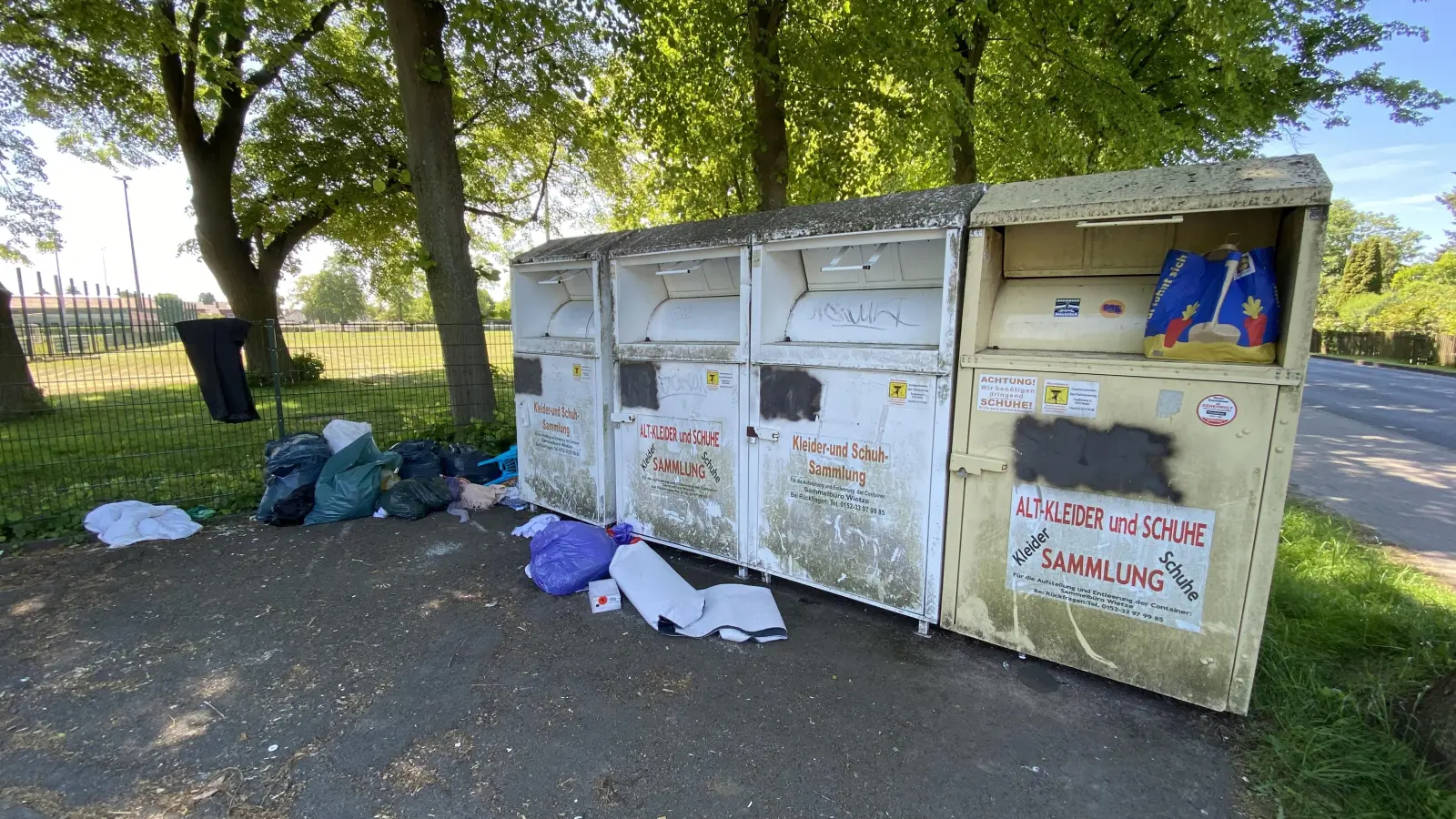 Vermüllung an Altkleidercontainern wird immer mehr zum Problem. Die Stadt geht jetzt offensiv an die Sache und will auch Bußgelder verhängen.  (Foto: ste)