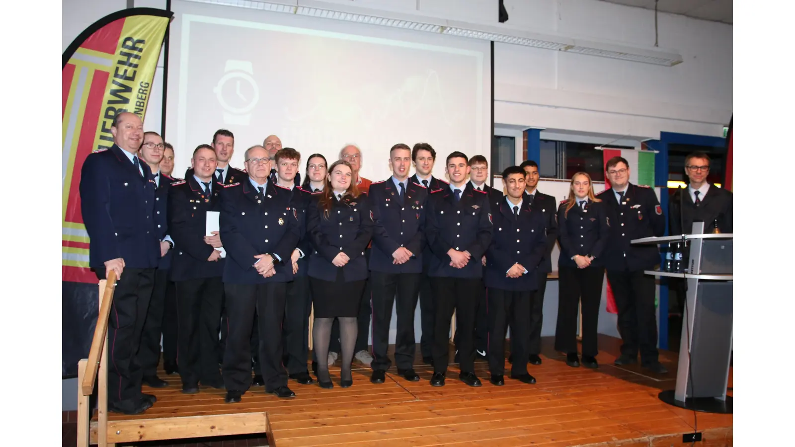 Die Beförderten der Feuerwehr erhalten viel Applaus von der Versammlung. (Foto: bb)