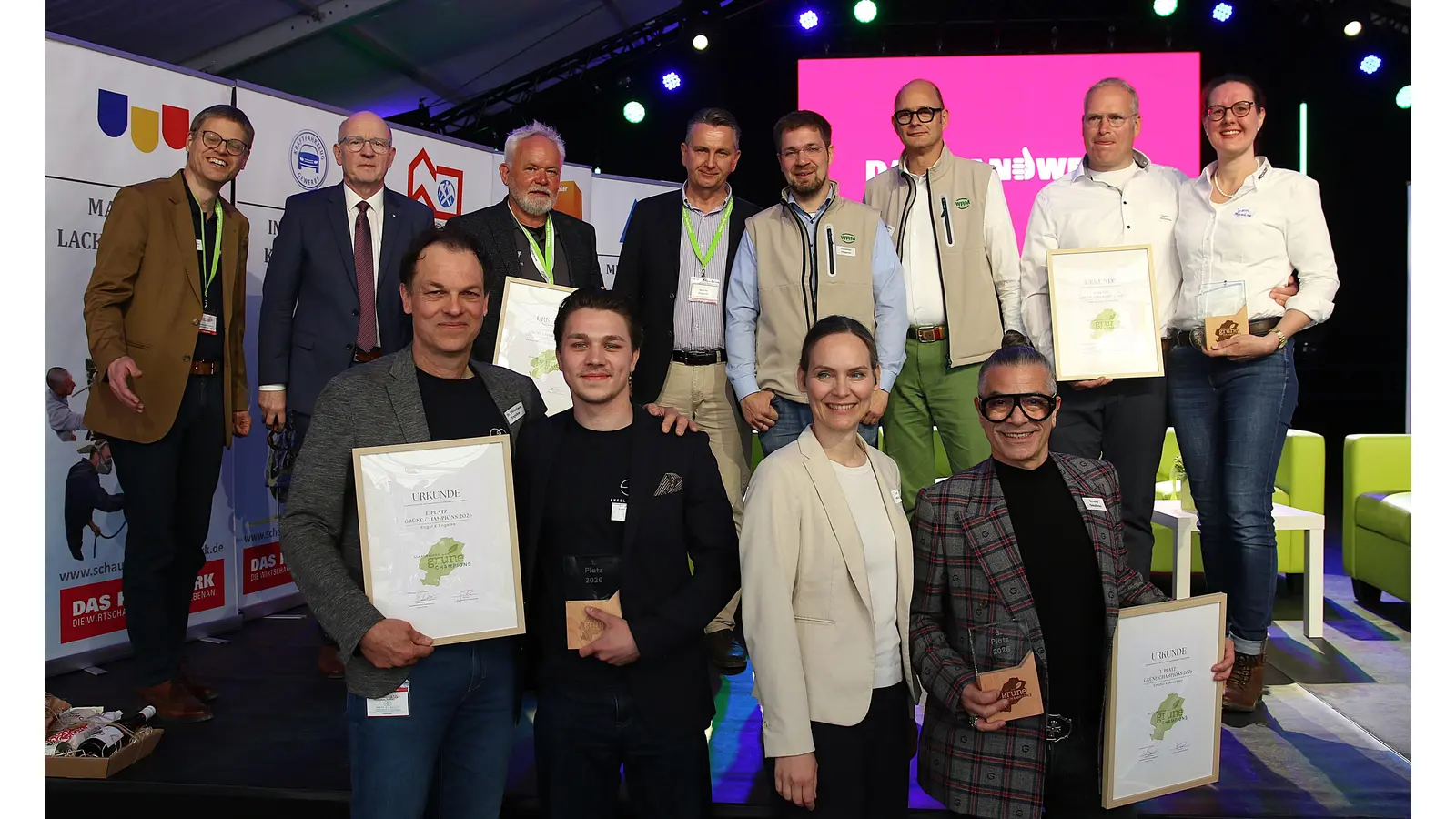 Die Vertreter von Landkreis, Wirtschaftsförderung und Energieagentur ehren die Preisträger des Wettbewerbes „Grüne Champions”.  (Foto: bb)