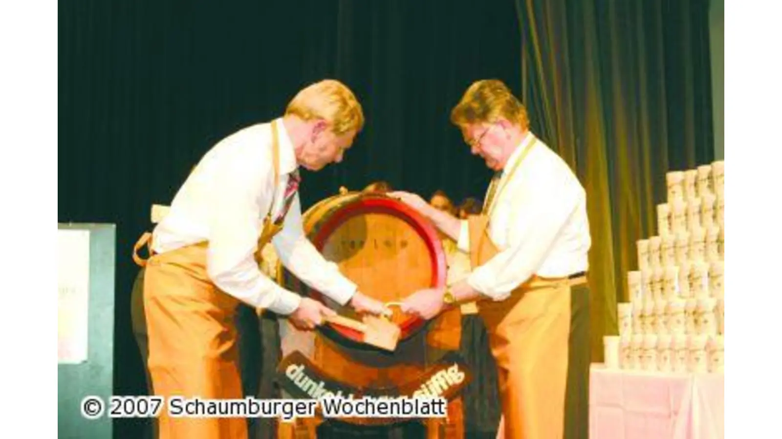 Bürgermeister schafft fast perfekten Anstich (Foto: bb)