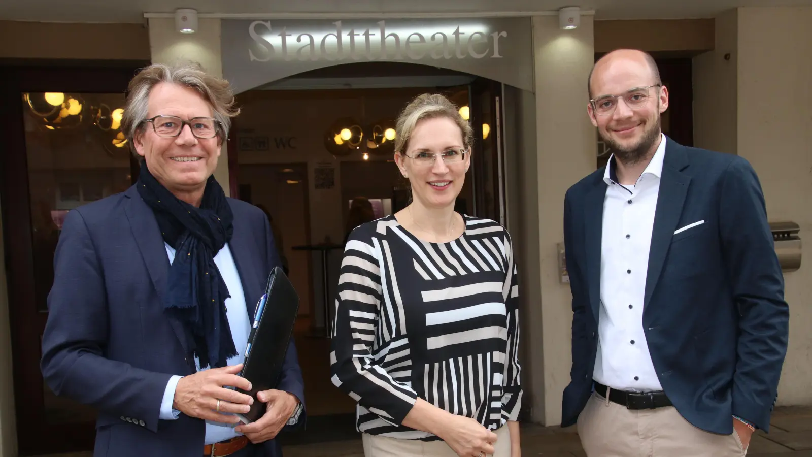 Vor dem Stadttheater (v.li.): Aufsichtsratsvorsitzender Thomas Schlichting und die beiden Vorstände Kathrin Tietz und Jost Kemmerich. (Foto: gi)