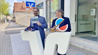 Maike Wagenaar von der VT Rinteln und Manuel Wiegand von der Volksbank in Schaumburg und Nienburg eG freuen sich auf den 21. Rintelner Volksbank-Lauf am 26. Mai.<br> (Foto: ste)