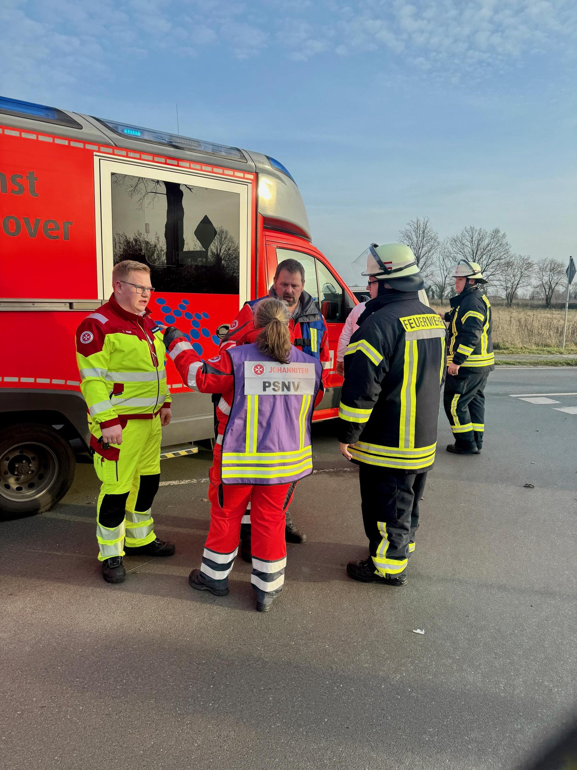 An der Unfallstelle: Die Psychosoziale Notfallversorgung (PSNV) der Johanniter Wunstorf.  (Foto: Feuerwehr)
