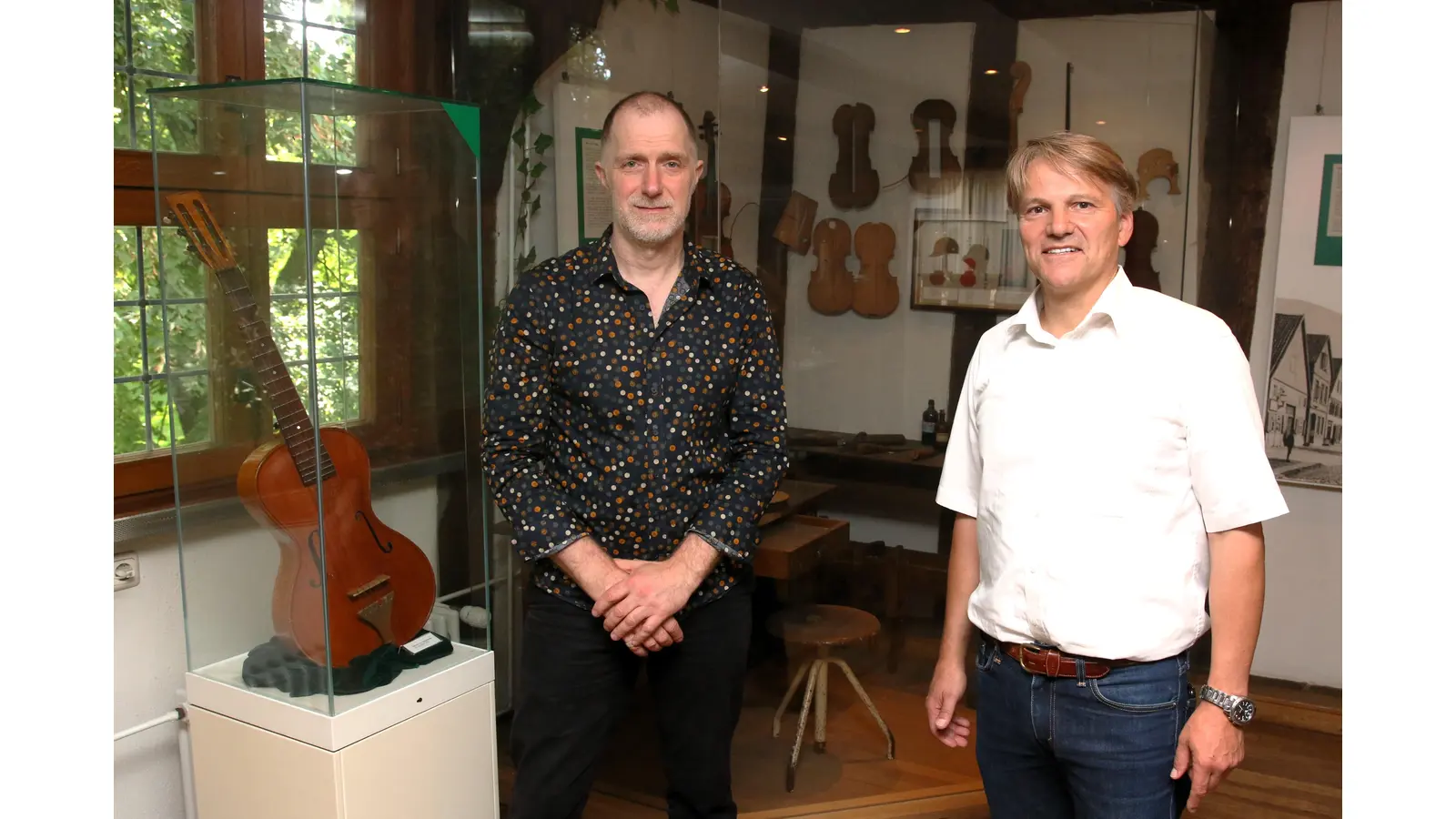 Die Dauerausstellung im Amtspfortenmuseum wird sich schrittweise grundlegend verändern. Der neue Museumsleiter und Kulturkoordinator Darjush Davar und Bürgermeister Oliver Theiß informieren über die anstehenden Aufgaben. (Foto: Borchers, Bastian)