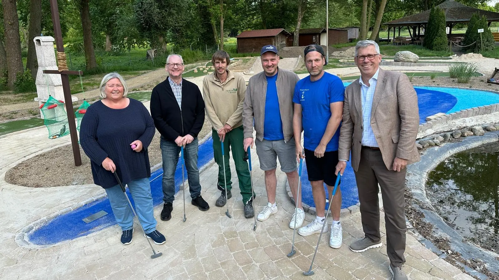 Haben die neue Bahn 14 erfolgreich gemeistert (v.li.): Christiane Schweer, Willi Rehbock, Torben Borchers, die beiden Betreiber Andree Schnorrenberg und Carsten Günnemann sowie Carsten Piellusch.  (Foto: privat)