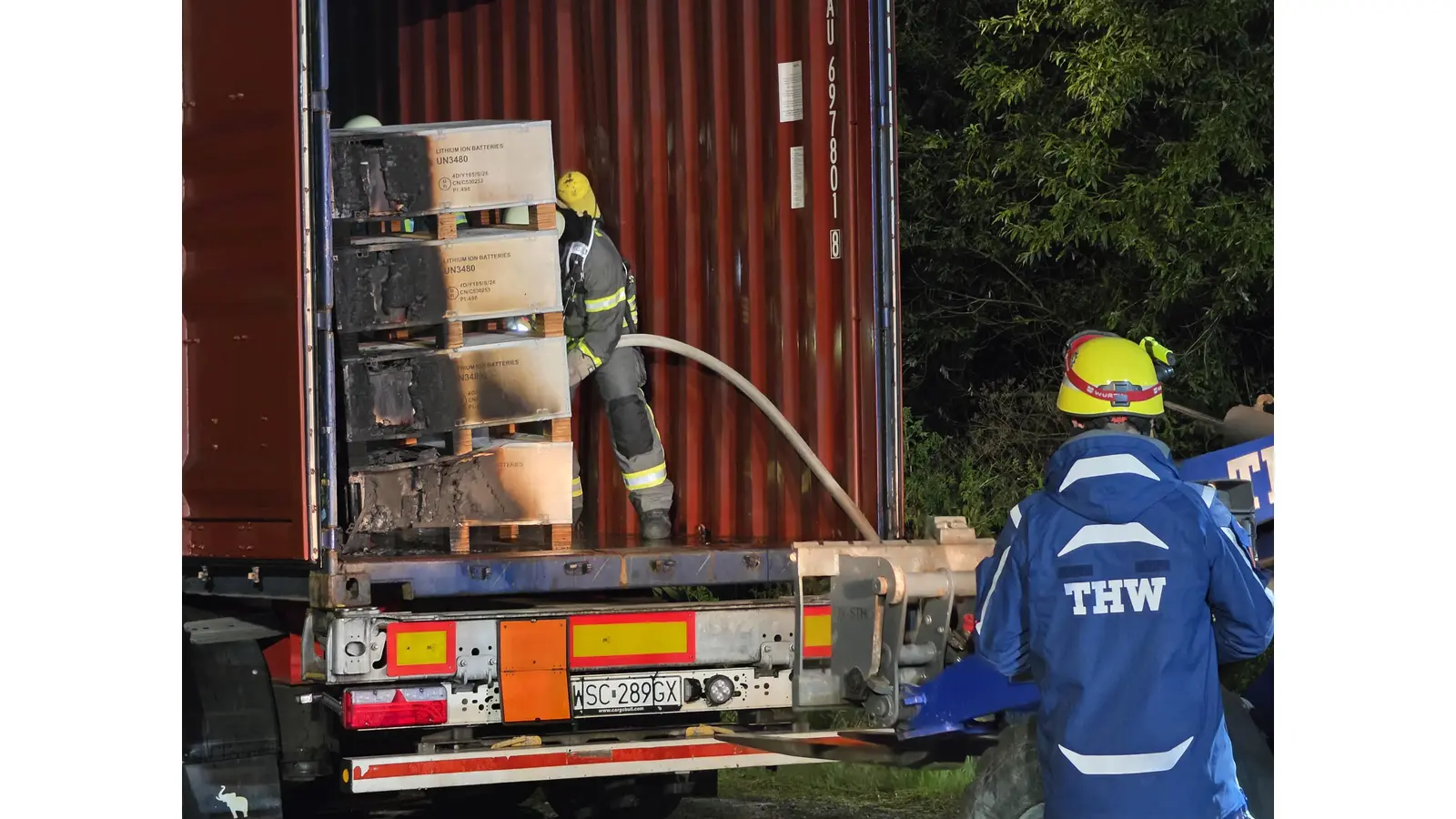 Feuerwehrleute und THW-Helfer bekämpfen gemeinsam den Akku-Brand. (Foto: Kreisfeuerwehr)