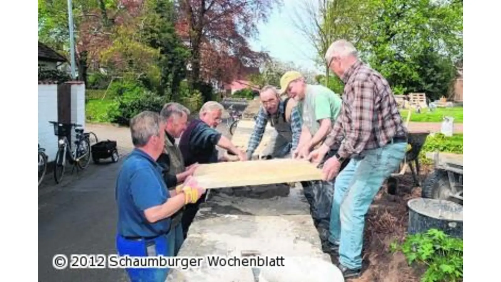 Die Männerbaugruppe fasst ehrenamtlich mit an (Foto: bt)