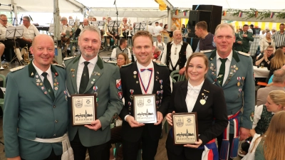 Nach der Siegerehrung (v.li.): Schützenoberst Oliver Grüttner, Guido Zimny, Nils Schweer, Iris Fletcher und Schießsportleiter Markus Droste. (Foto: gi)