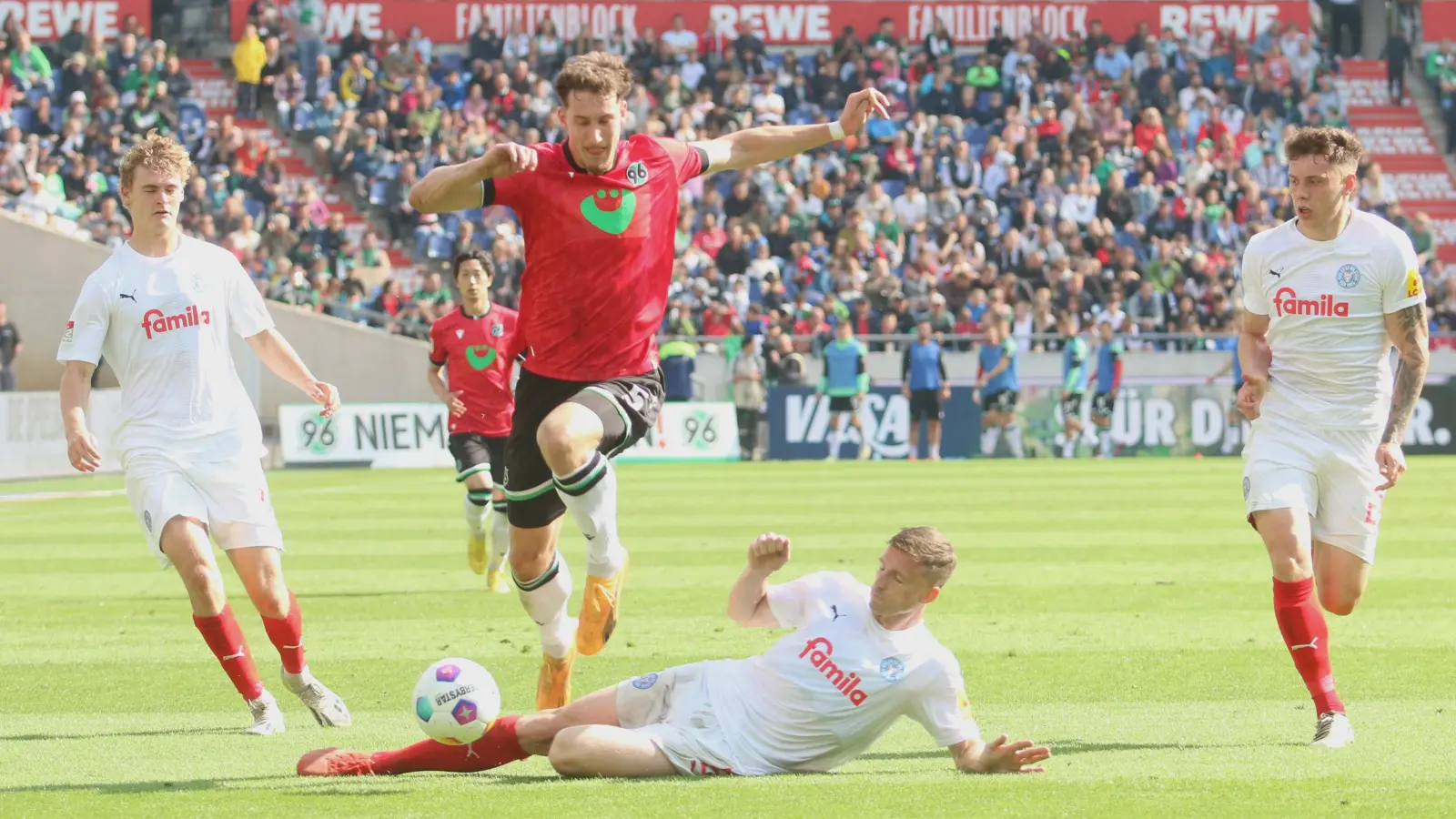 96-Innenverteidiger Phil Neumann bricht durch die Kiel-Abwehr, zum Ausgleich langt es aber nicht mehr. (Foto: bb)