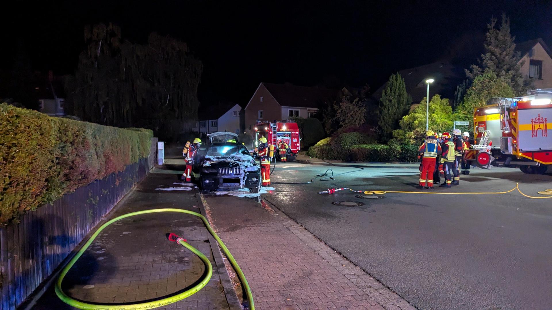Die Polizei war ebenfalls vor Ort und hat die Ermittlungen zur Brandursache aufgenommen. Verletzt wurde niemand. (Foto: FFW Bückeburg-Stadt)