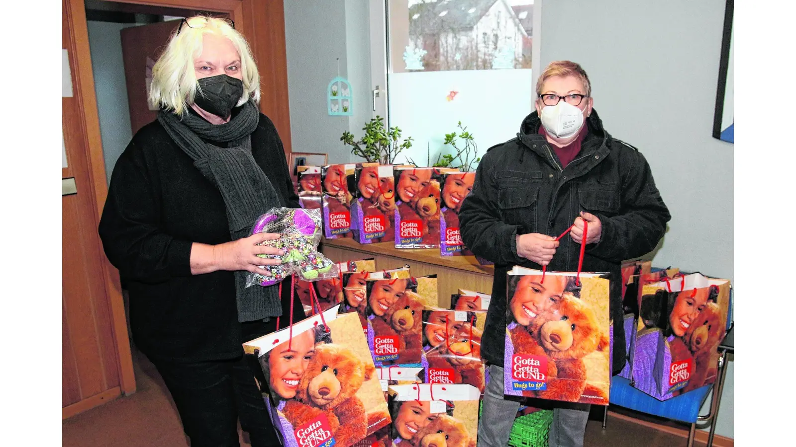 Tafelkoordinatorin Heidi Niemeyer (li.) nimmt die 65 Geschenktüten von Rosemarie Schirmer vom Umsonstladen „Ümmesüß“ entgegen. (Foto: red)