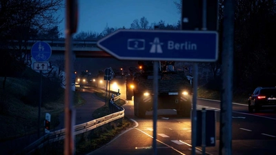 Bundeswehrkonvoi bei Verlegung auf deutschen Autobahnen. (Foto: Marco Dorow)