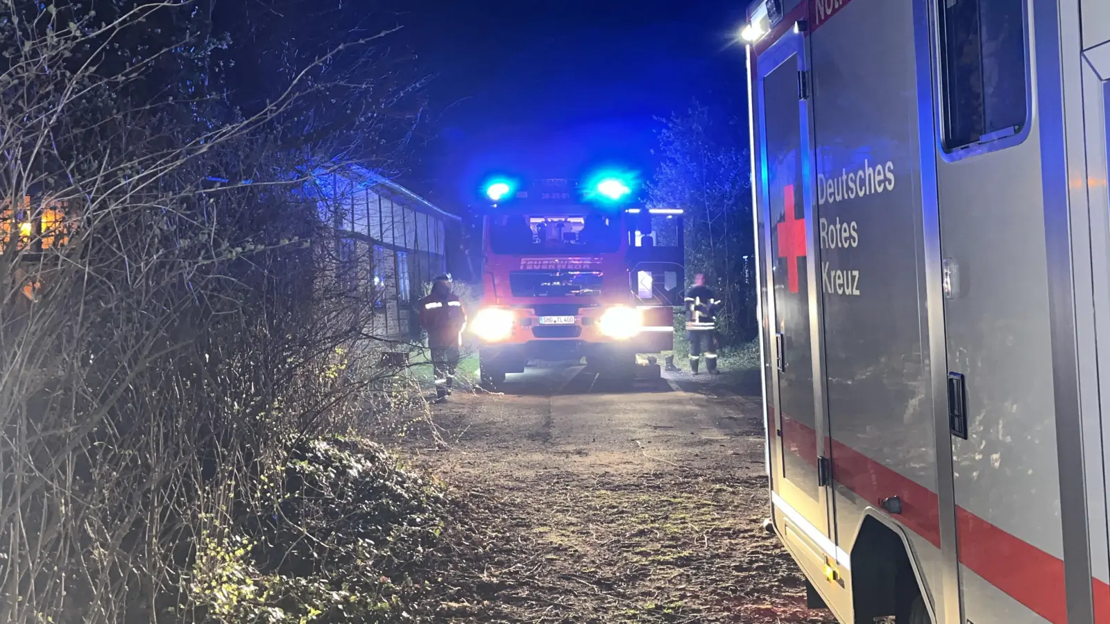 Die Feuerwehren leuchteten die Einsatzstelle aus und bargen die Person in Absprache mit der Polizei. (Foto: Feuerwehr)