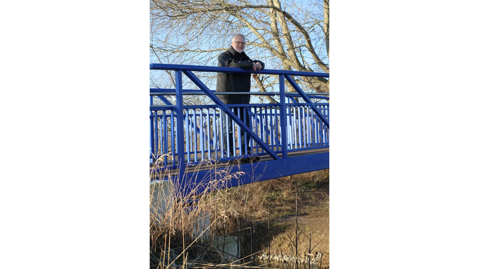 Auf diese Brücke über die Westaue ist er besonders stolz: Torsten Kummerows steht auf dem „blauen Wunder” in Bokeloh.  (Foto: gi)