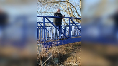 Auf diese Brücke über die Westaue ist er besonders stolz: Torsten Kummerows steht auf dem „blauen Wunder” in Bokeloh.  (Foto: gi)
