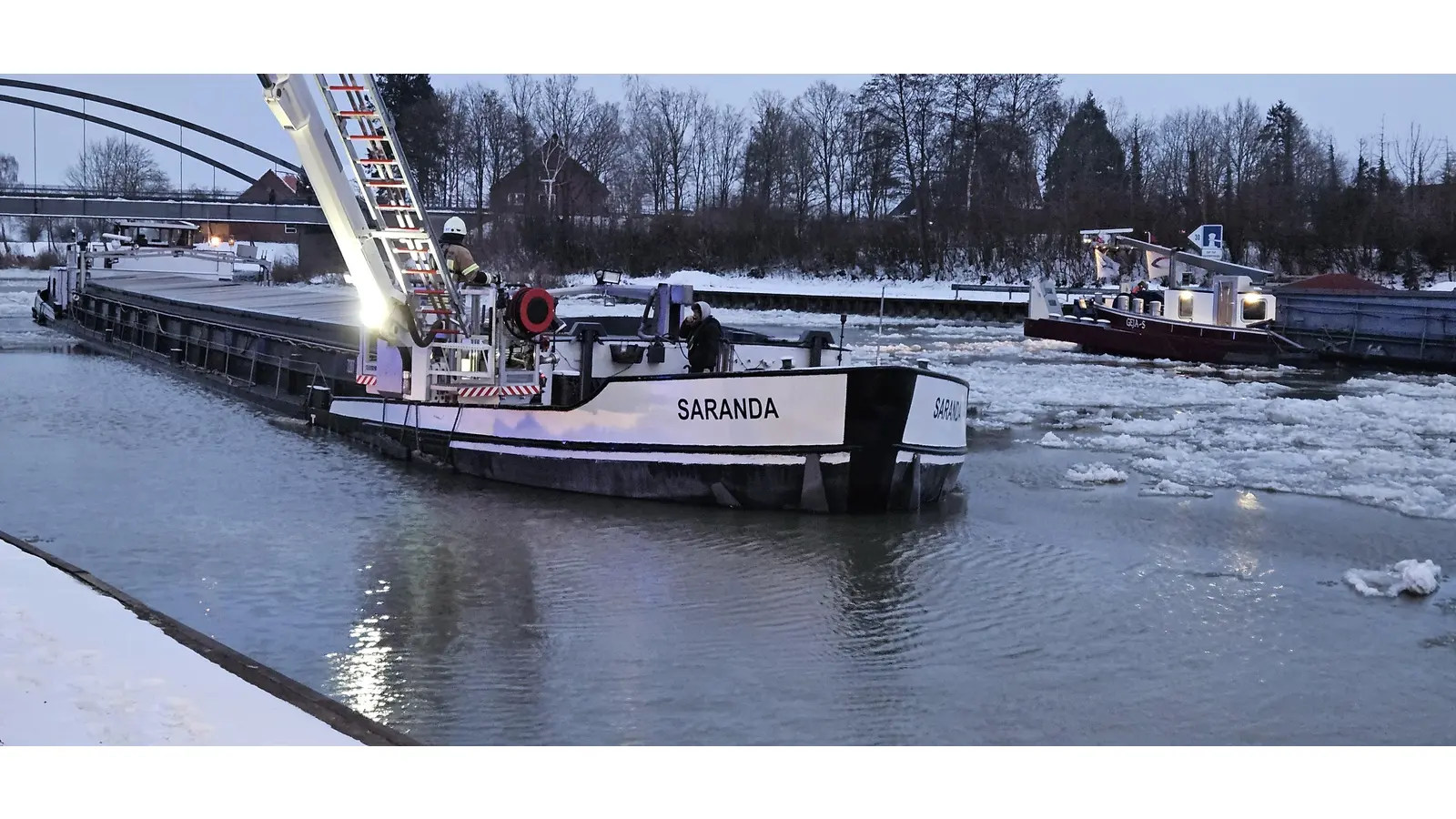 Kontrolle am Schiff. (Foto: Kreisfeuerwehr Schaumburg)