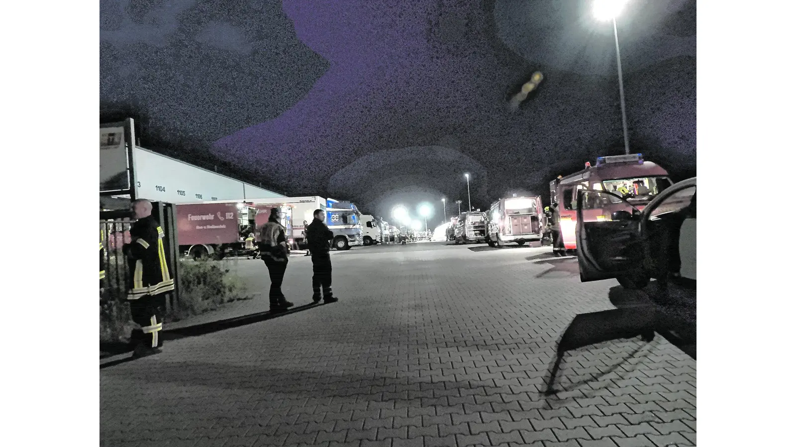 Nächtlicher Großeinsatz im Logistikpark (Foto: ds)