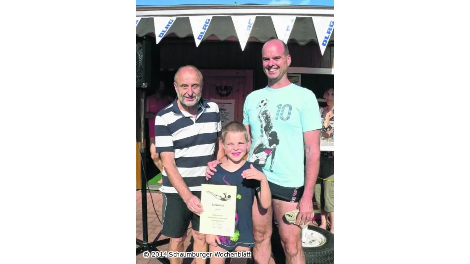 Auch der Opa und Enkel tummeln sich im Wasser (Foto: al)