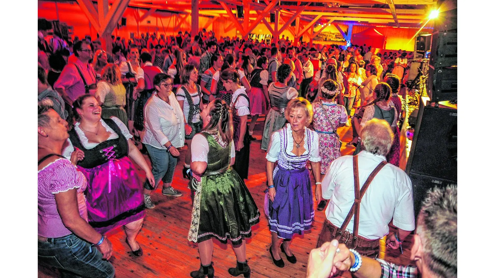 Fesche Madln und Buam feiern ausgelassen (Foto: red)