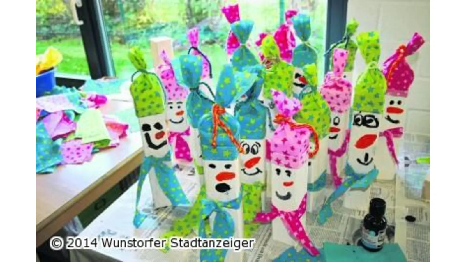 Kinder basteln Schneemänner (Foto: gi)