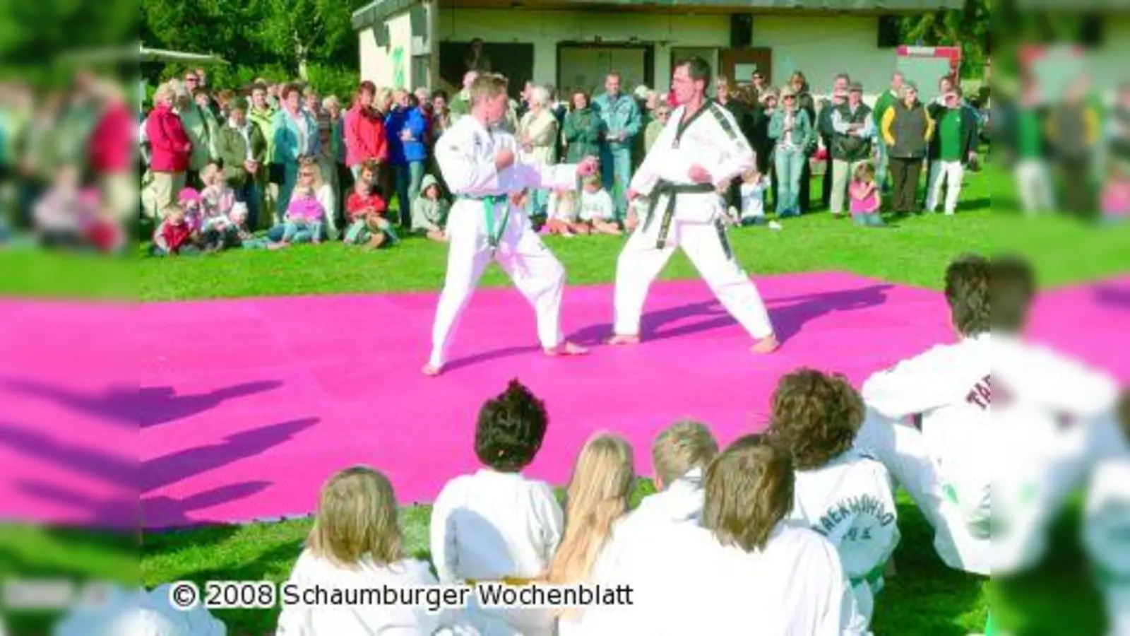 Taekwondoka auf dem Fußballrasen (Foto: al)