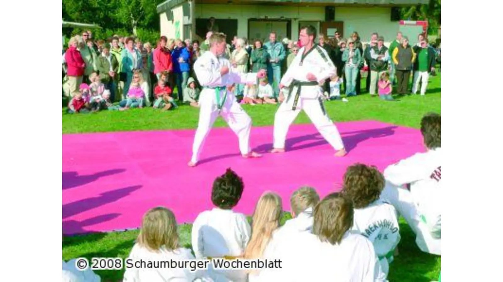 Taekwondoka auf dem Fußballrasen (Foto: al)