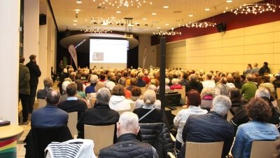 Rund 500 Gäste folgen der Ratssitzung zu den Bauvorhaben für die Landesgartenschau.  (Foto: bb)