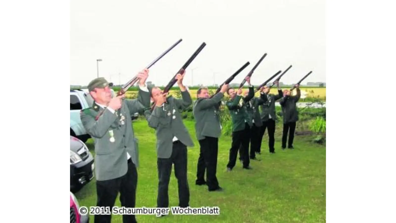 Die Salutschüsse krachen in den verregneten Abendhimmel (Foto: red)