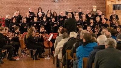 In der Corvinuskirche: Der Kammerchor Schloß Ricklingen und das Ensemble Camerata Capriccio.