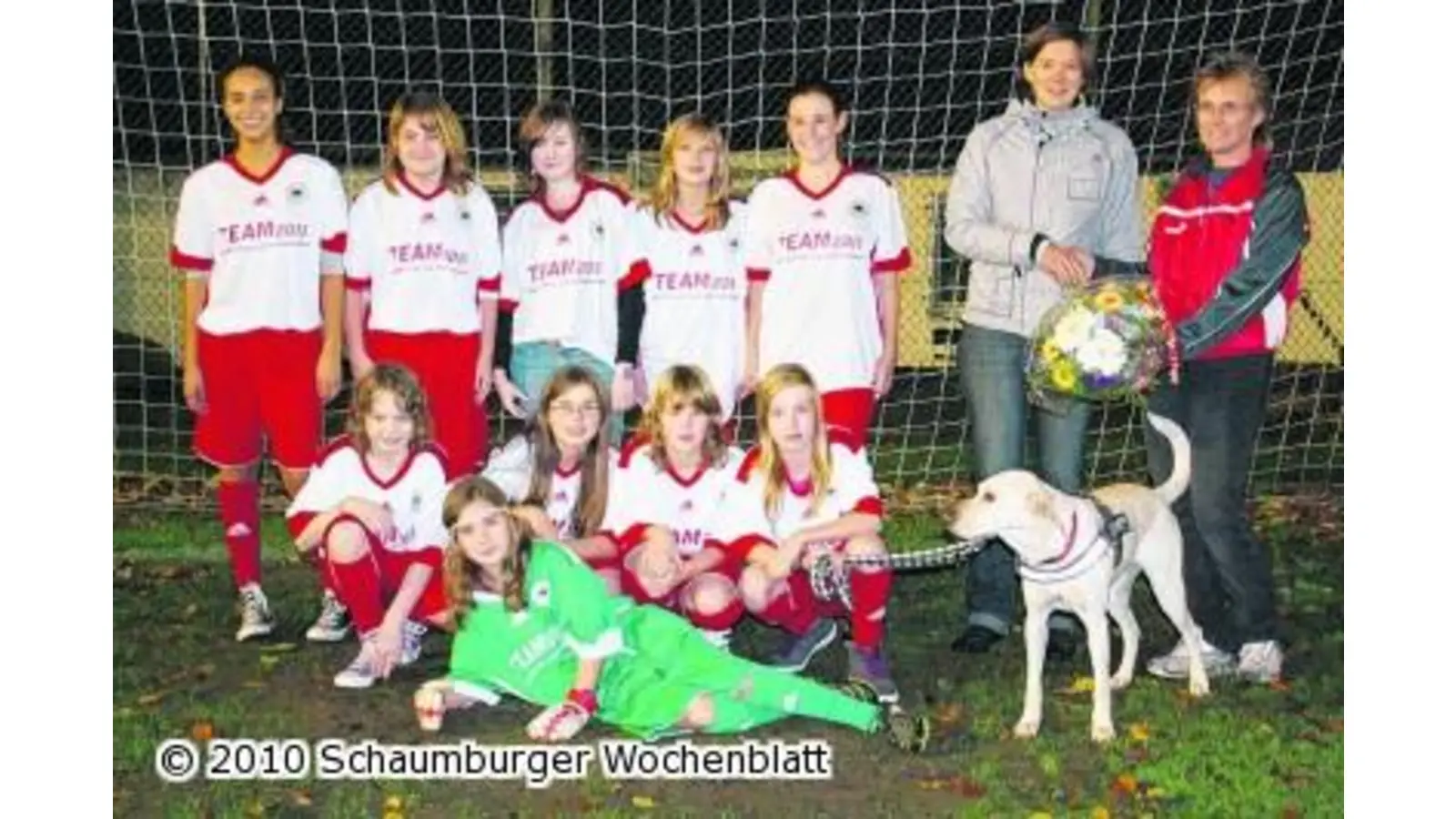 Fußball-Mädchen erhalten DFB-Trikots (Foto: red)
