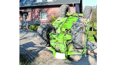 Teleskoplader kippt um (Foto: nh)