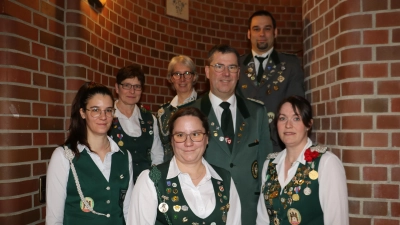 Ehrungen (v.li.): Wiebke Möller, Anja Kruse, Heike Wehrmann, Johanna Hess (vorne), KSV-Präsident Harald Niemann, Nils Zander und Sandra Zander. (Foto: gi)