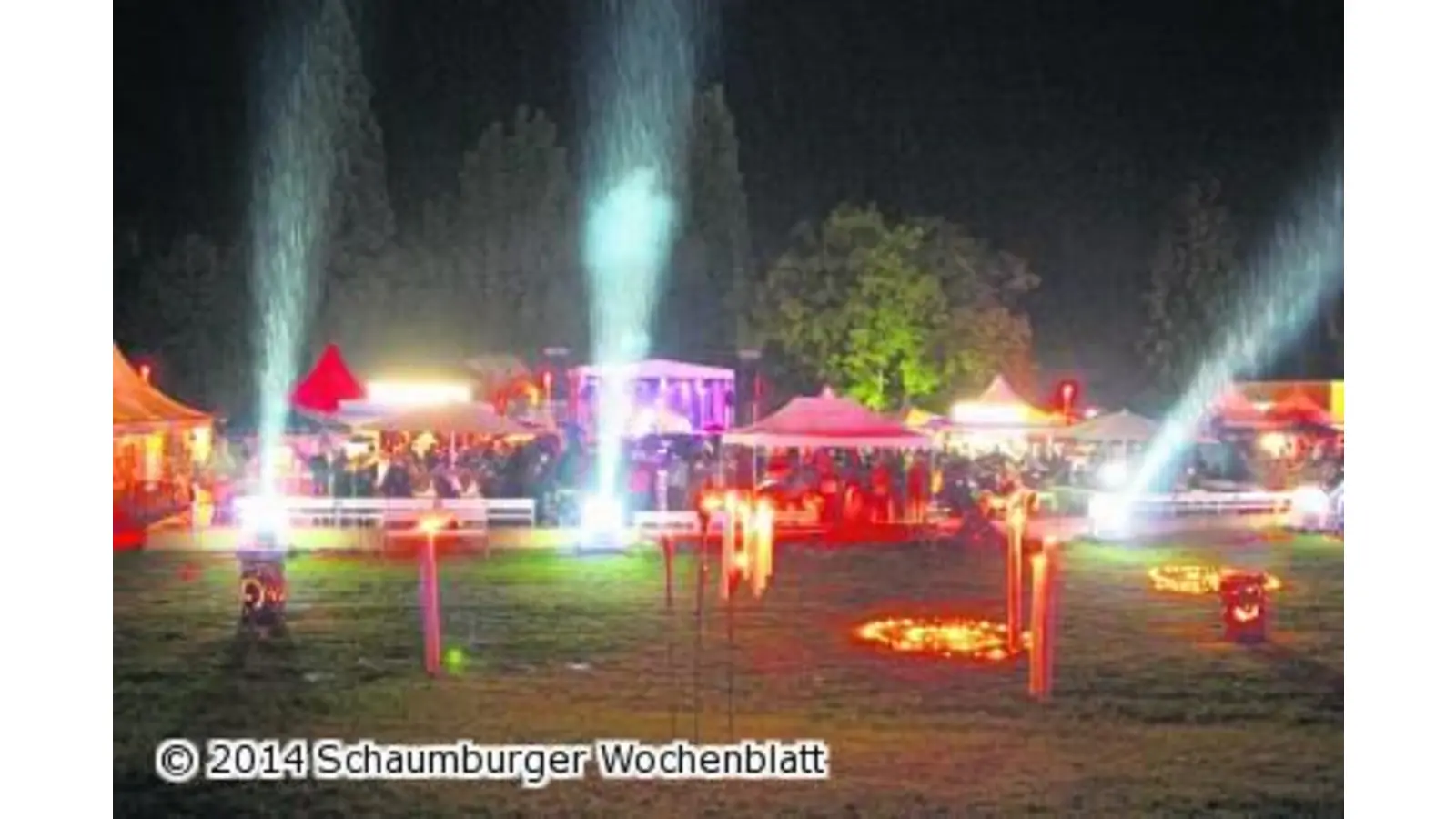 Mit Musik und Illuminationen dem Regen trotzen (Foto: jl)