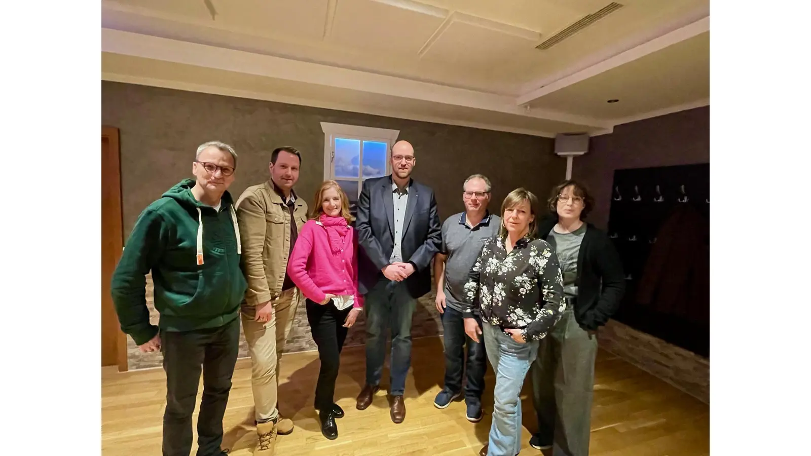 Sven Unruh (v. li.), Vorsitzender des Samtgemeindeverbands der CDU, André Burghard, FDP- Ortsvorsitzender Lindhorst-Sachsenhagen, Stefanie Sonnekalb-Unruh, Ortsvorsteherin Bündnis 90/Die Grünen, Christoph Marx, gemeinsamer Samtgemeindebürgermeisterkandidat, Benjamin Burghard, Schatzmeister FDP Lindhorst-Sachsenhagen, Kerstin Hille, Bündnis 90/Die Grünen, Sandra Völkening, stellvertretende Vorsitzende des Samtgemeindeverbands der CDU blicken dem Kommunalwahlkampf entgegen. (Foto: privat)