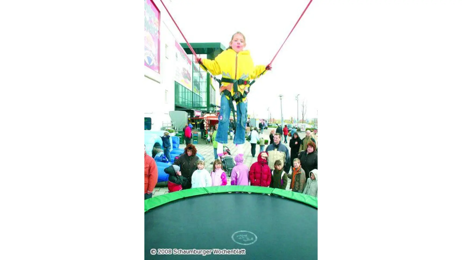 Zahlreiche Besucher beim großen Frühlingsfest von Möbel Heinrich (Foto: bb)