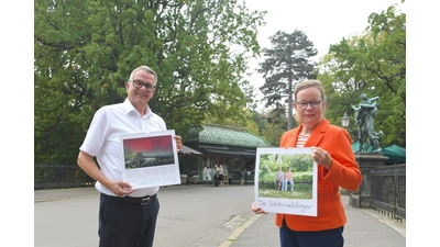 Jörg Nitsche, Leiter der Unternehmenskommunikation der Sparkasse Schaumburg, und Dr. Lu Seegers, Geschäftsführerin der Schaumburger Landschaft, bei der Vorstellung des Kalenders vor der historischen Kulisse am „Le Pavillion” des Schlosses Bückeburg. (Foto: nd)