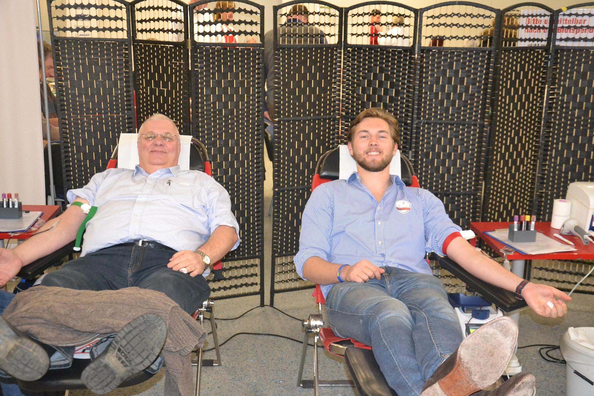 Stellv. Vorsitzender Roberto Heller spendet gemeinsam mit Schirmherr Erbprinz Heinrich Donatus zu Schaumburg- Lippe Blut bei der Blutspende in Bückeburg. (Foto: privat)