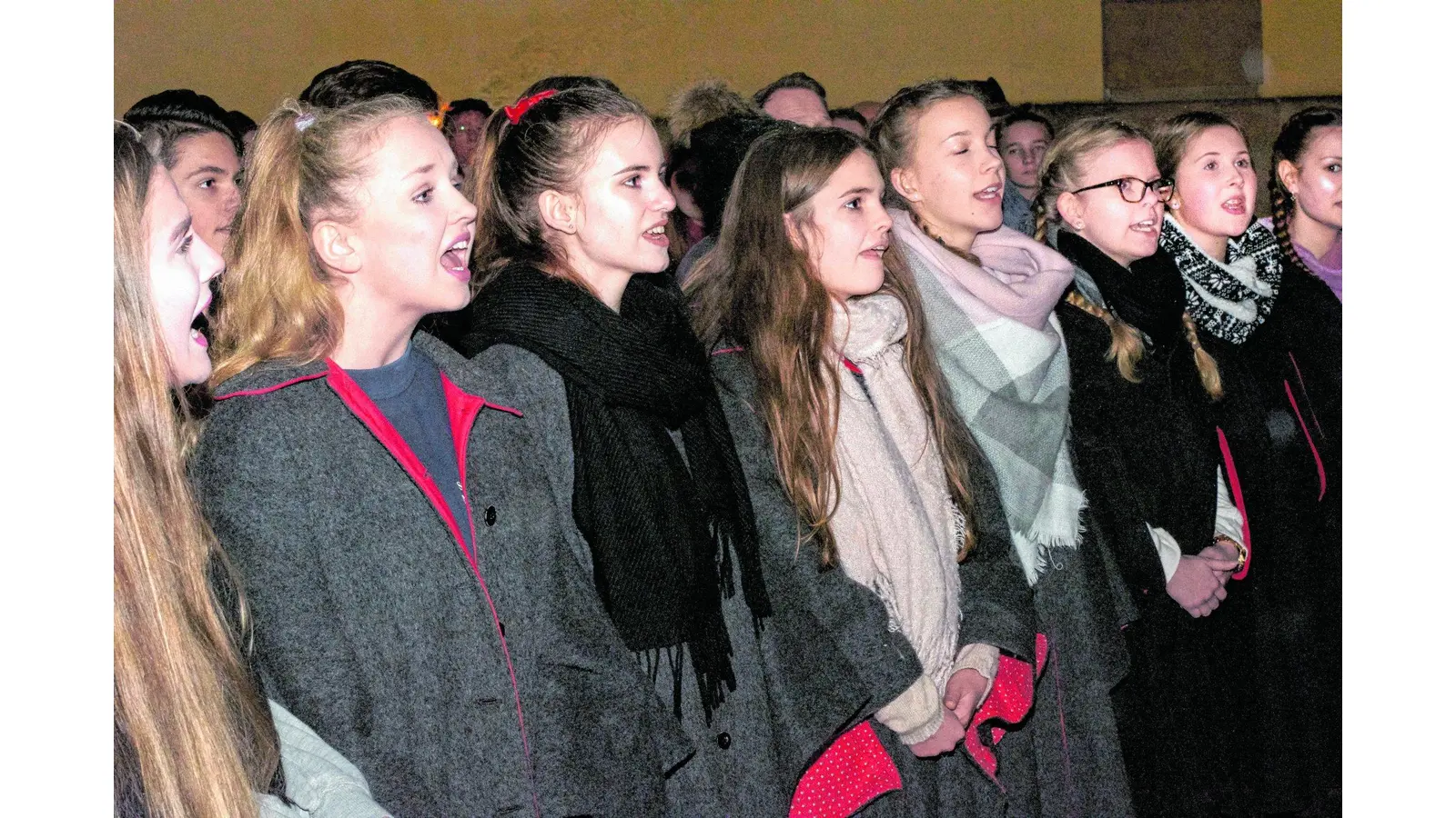 Am Schloss stimmt die Serenade musikalisch auf Weihnachten ein (Foto: red)