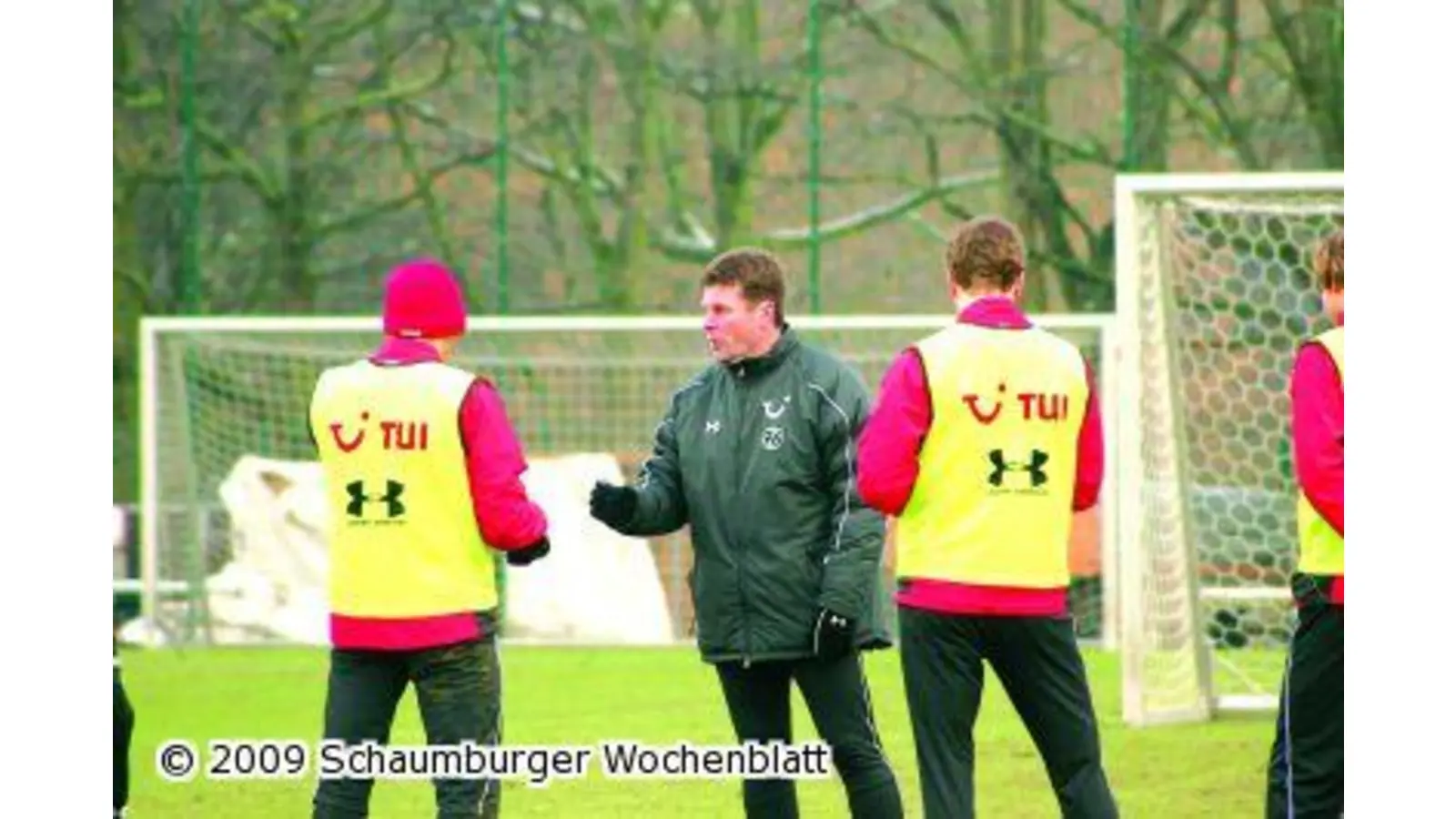 Mit großer Leidenschaft walzen die Roten auf tiefem Boden die Bayer-Werkself nieder (Foto: ro)