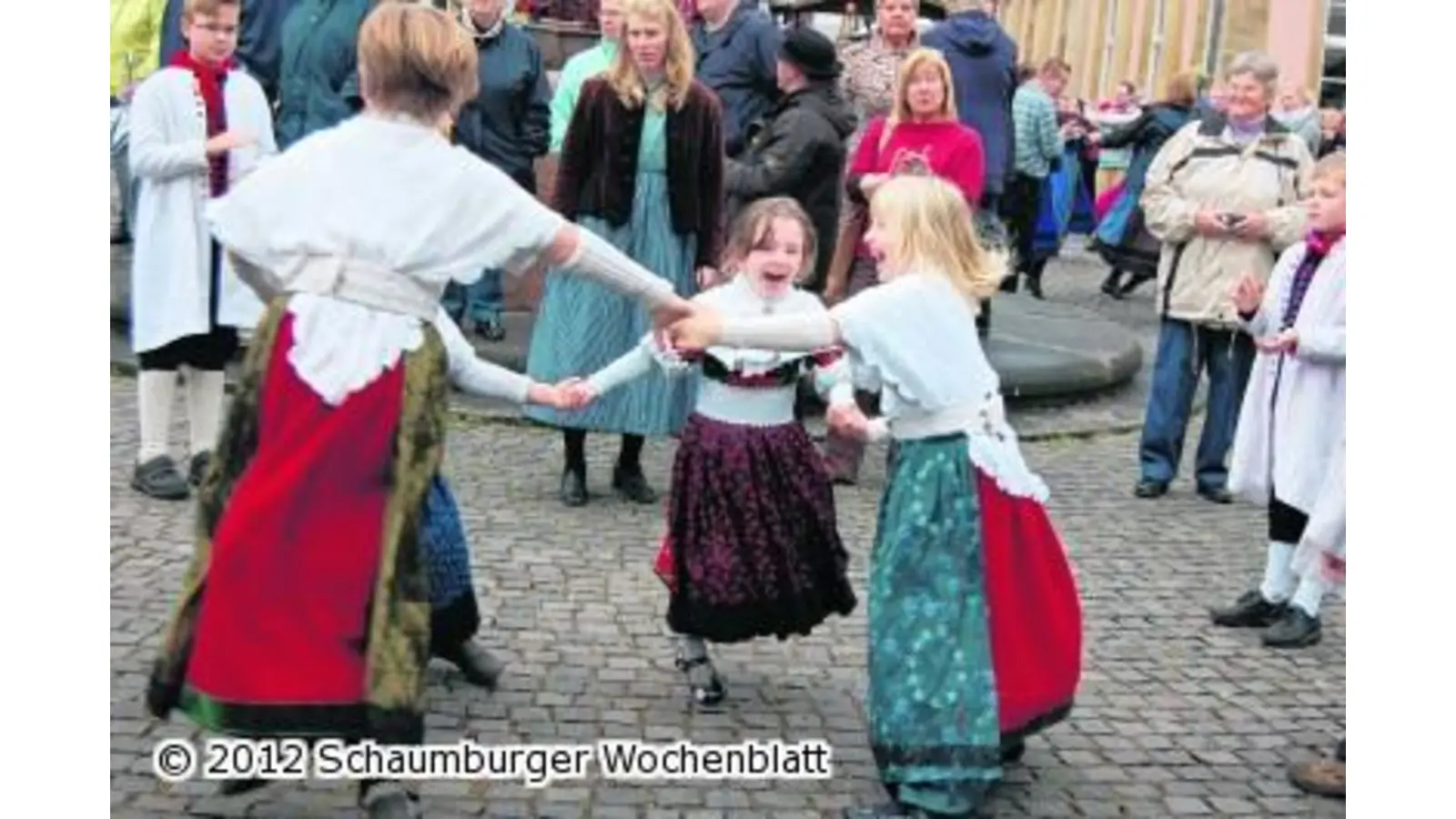 Trachtentänze auf dem Marktplatz und vor dem Bückeburger Schloss (Foto: red)