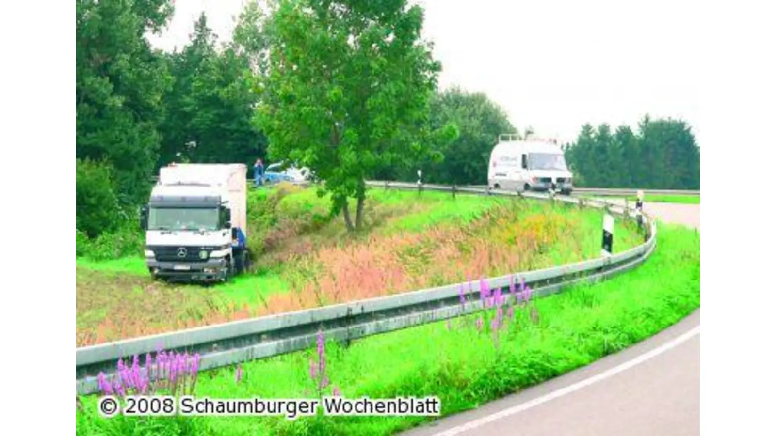 Lastzug fährt die Böschung hinunter (Foto: al)