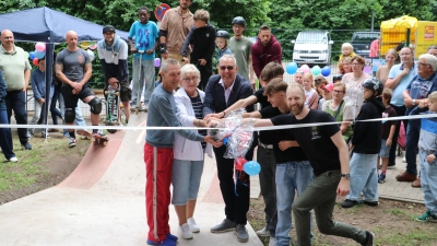 Ratsherr Ingo Jung, Ratsfrau Dagmar Hansing, Bürgermeister Heiko Bothe (v.l.) und Thomas Rathmann (re) eröffnen die Skateanlage mit zwei Jugendlichen.  (Foto: gi)