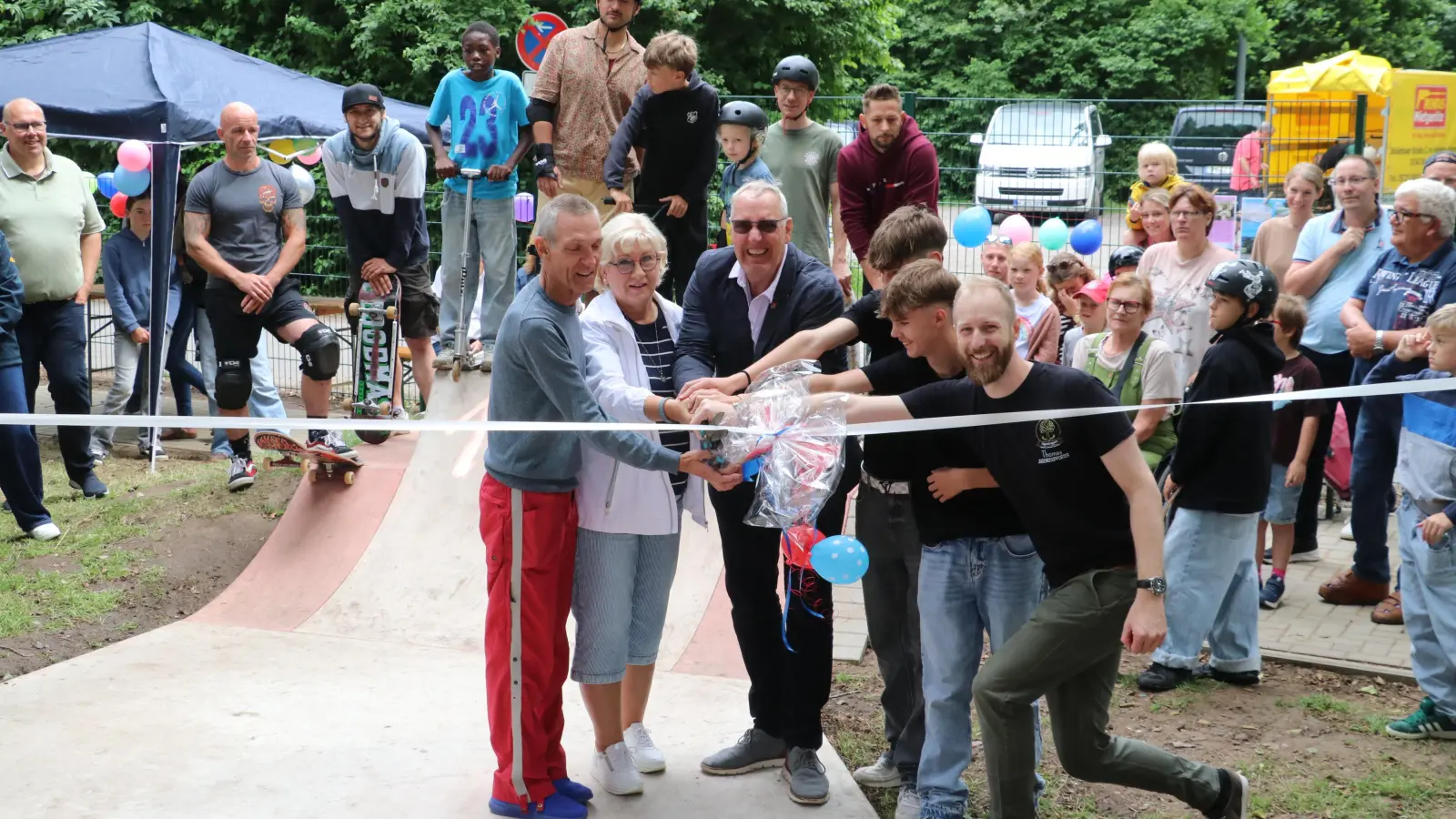 Ratsherr Ingo Jung, Ratsfrau Dagmar Hansing, Bürgermeister Heiko Bothe (v.l.) und Thomas Rathmann (re) eröffnen die Skateanlage mit zwei Jugendlichen.  (Foto: gi)